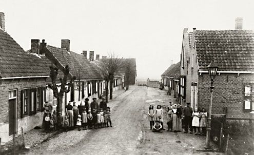 Bewoners van Oudedorp poseren, anno 1930 (ZB, Beeldbank Zeeland).