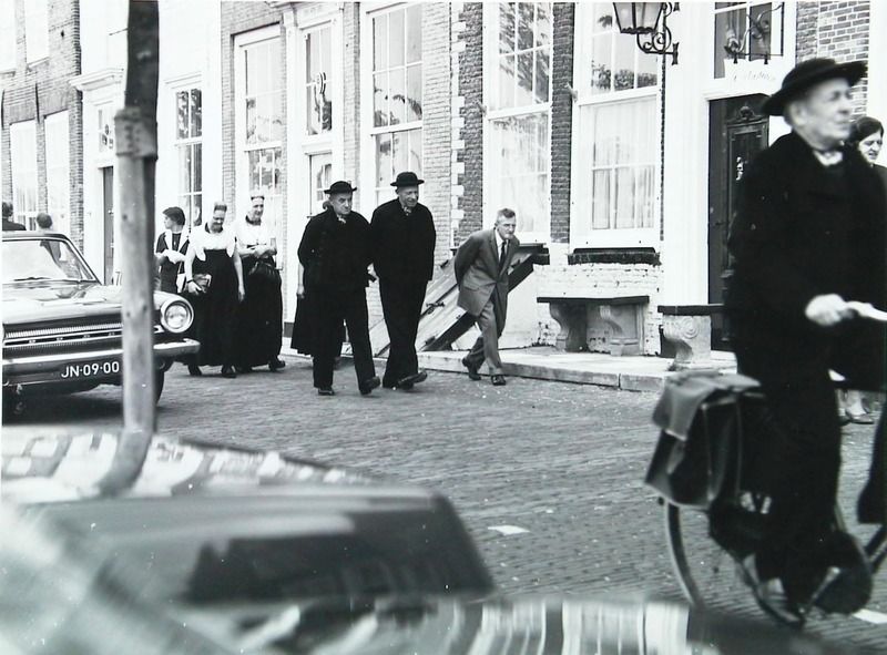 Kerkgangers op zondag in Veere, circa 1964. (Zeeuwse Bibliotheek, Beeldbank Zeeland, foto A. van Wyngen)