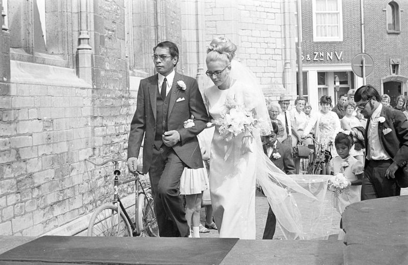 Teken van assimilatie: een huwelijk in Middelburg tussen een Molukse man en een Nederlandse bruid in 1970. (Zeeuwse Bibliotheek, Beeldbank Zeeland, foto J. Midavaine)