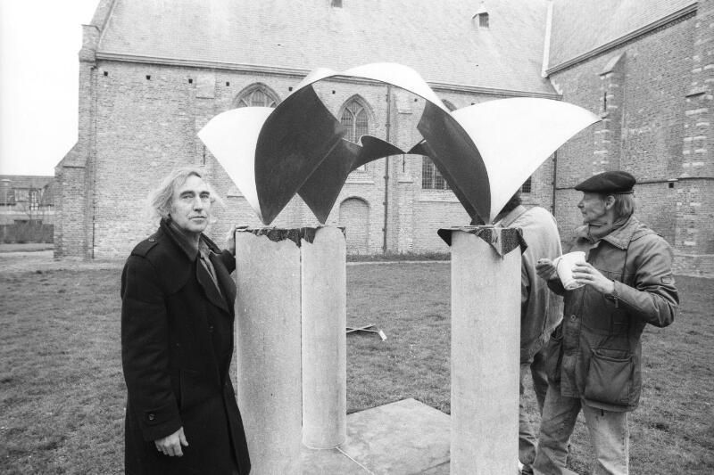 Nico van den Boezem (links) bij de plaatsing van zijn kunstwerk in Oud-Vossemeer (ZB, Beeldbank Zeeland, foto J. Wolterbeek).