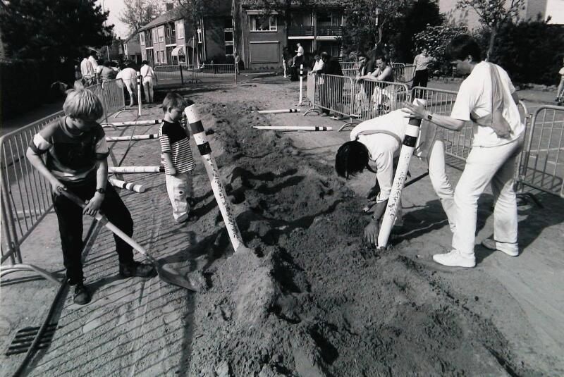 Opruimen van de baan na afloop van de wedstrijd, Oostkapelle 1991 (ZB, Beeldbank Zeeland, foto W. Helm).