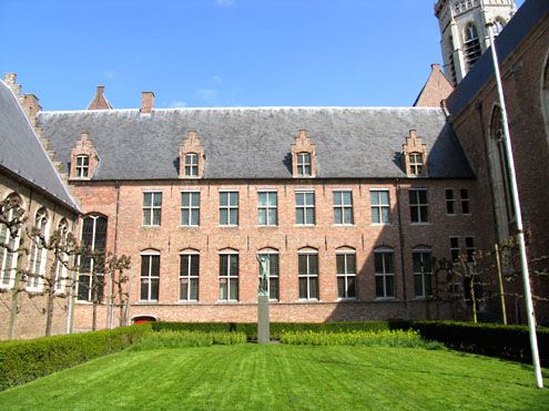 Het Abdijcomplex in Middelburg, gezien vanaf de Groenmarkt. De admiraliteitsraad vergaderde op de eerste verdieping. (Foto J. Francke, 2008)