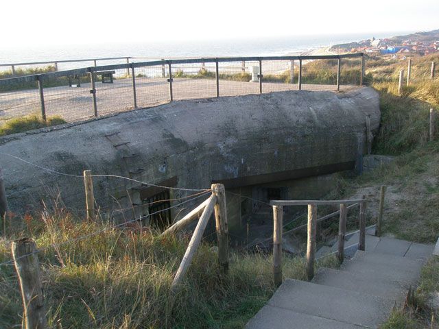 De observatiebunker is gelegen op de 45 meter hoge top van de duinen ten zuiden van Zoutelande.