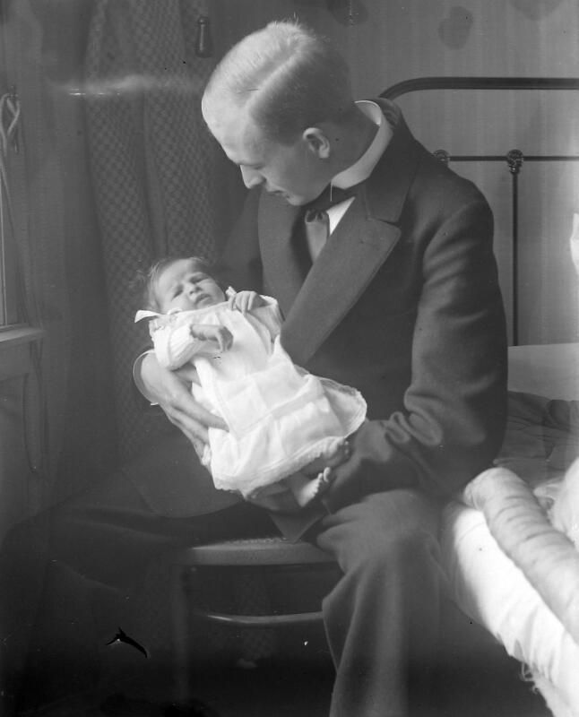 Vader met pasgeboren kind omstreeks 1910. (Zeeuwse Bibliotheek, Beeldbank Zeeland, foto A. Bolle)