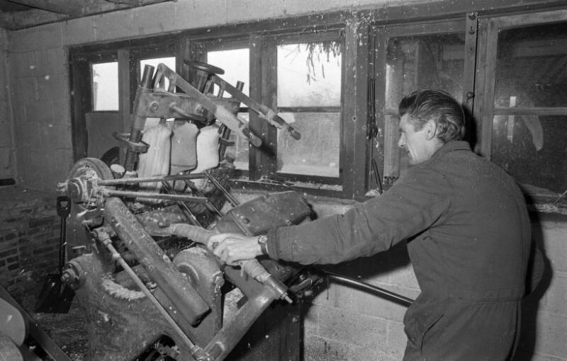 Klompenmaker uit Clinge achter de boormachine. Foto uit 1974. (ZB, Beeldbank Zeeland, coll. Dagblad De Stem, foto C. de Boer)