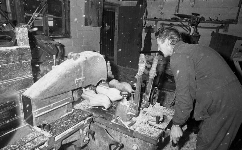 Klompenmaker uit Clinge achter de kopieermachine. Foto uit 1974. (ZB, Beeldbank Zeeland, coll. Dagblad De Stem, foto C. de Boer)