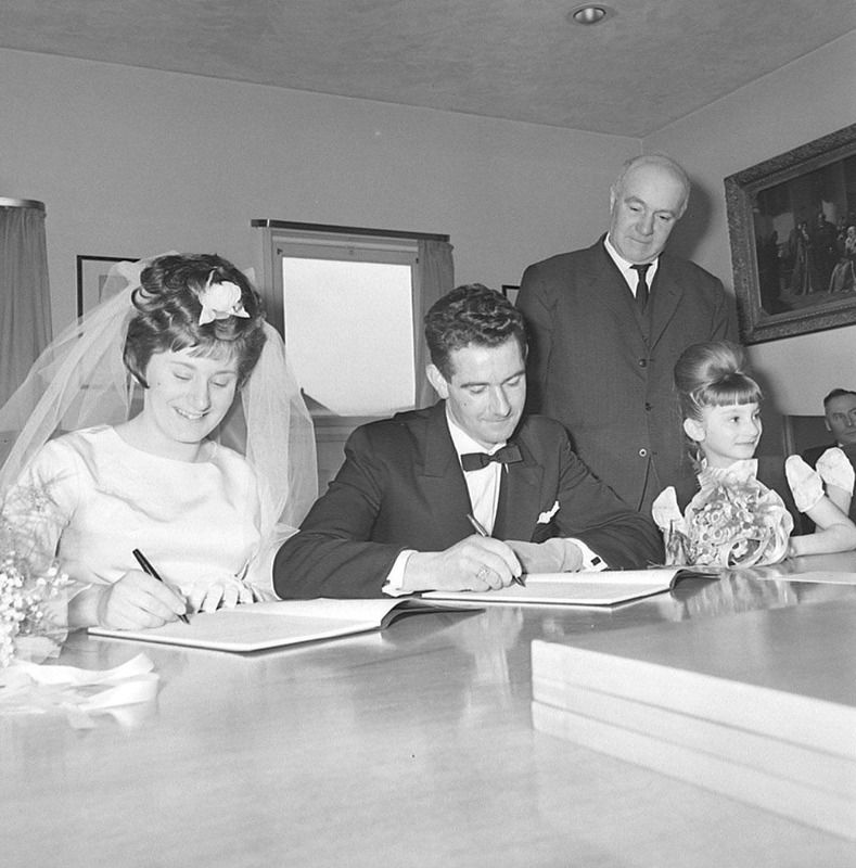 Huwelijksvoltrekking in Oostburg 1966 (ZB, Beeldbank Zeeland, foto O. de Milliano).