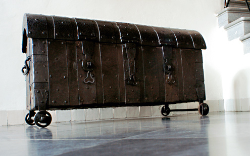 Le coffre sur roues de Tholen, dans l'ancien hôtel de ville de Tholen.