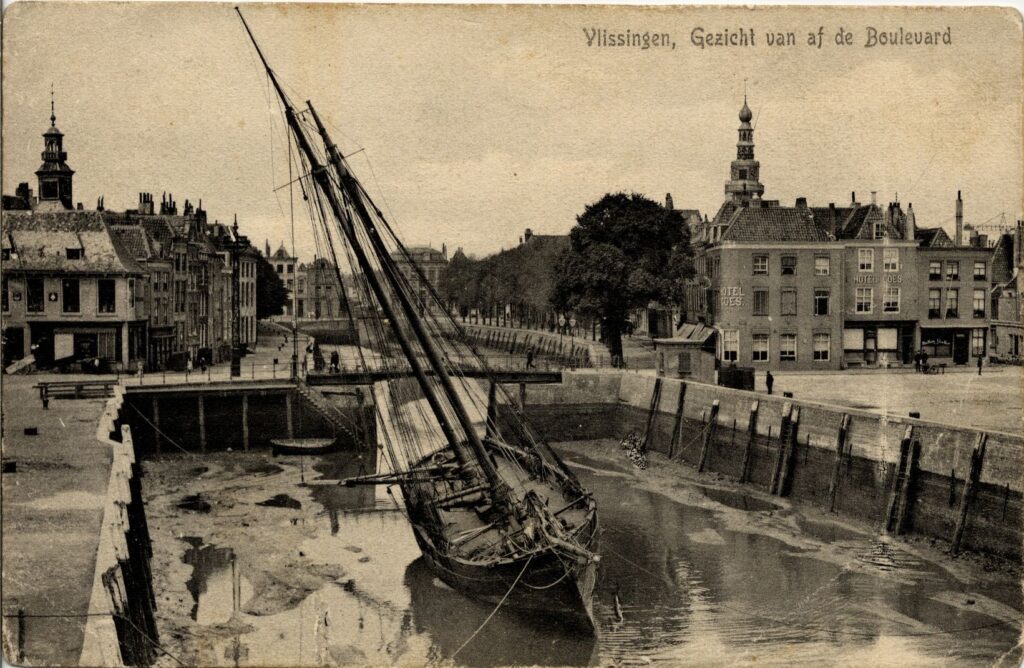De Voorhaven met de Beursbrug (Zeeuws Archief, Fotocollectie Vlissingen nr. 1835).