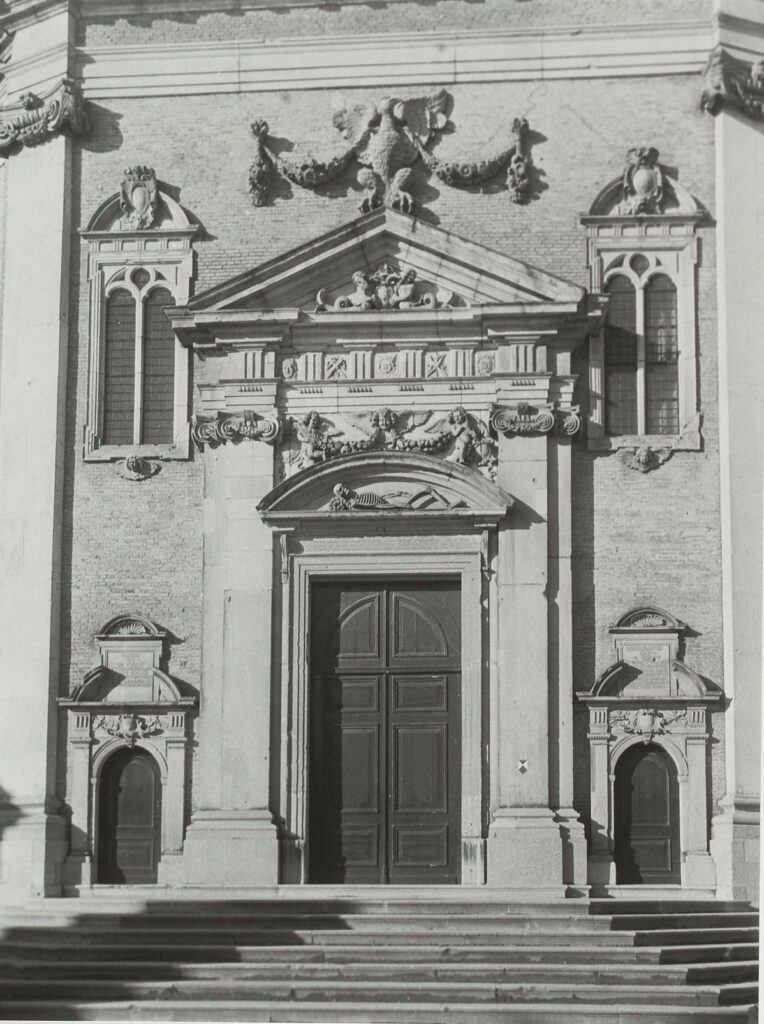 Voorgevel van de Oostkerk met memento mori boven de entree, circa 1975 (Zeeuws Archief, HTAM, foto Evert Blaas).